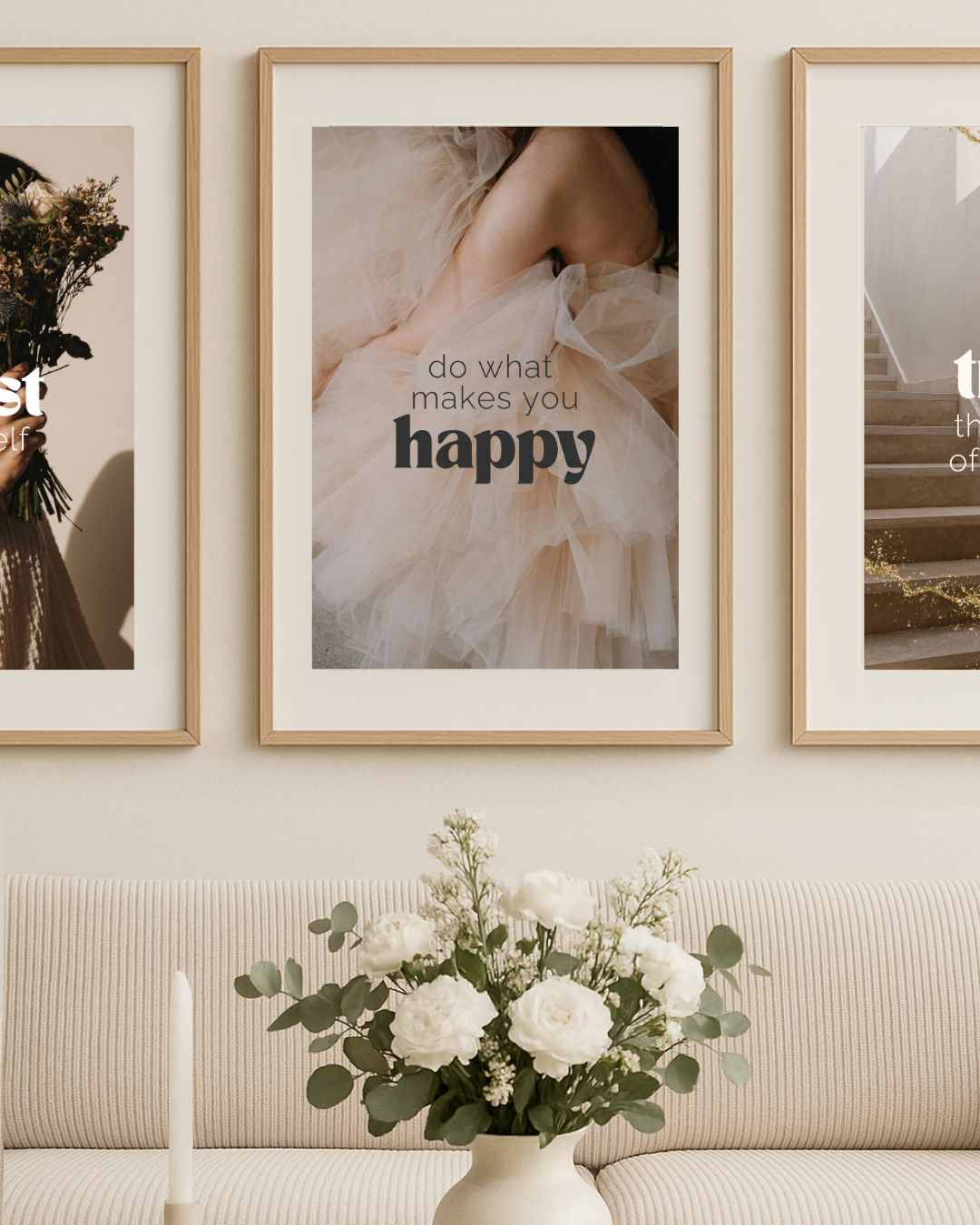 Affirmationsposter "do what makes you happy" in Holzrahmen über Sofa.