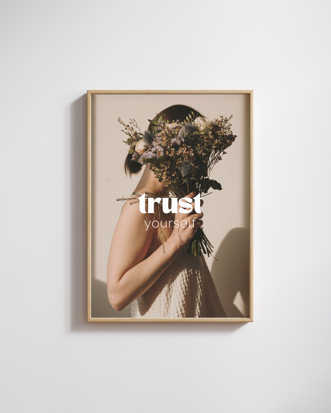 Affirmationsposter "trust yourself" in Holzrahmen vor weißem Hintergrund.