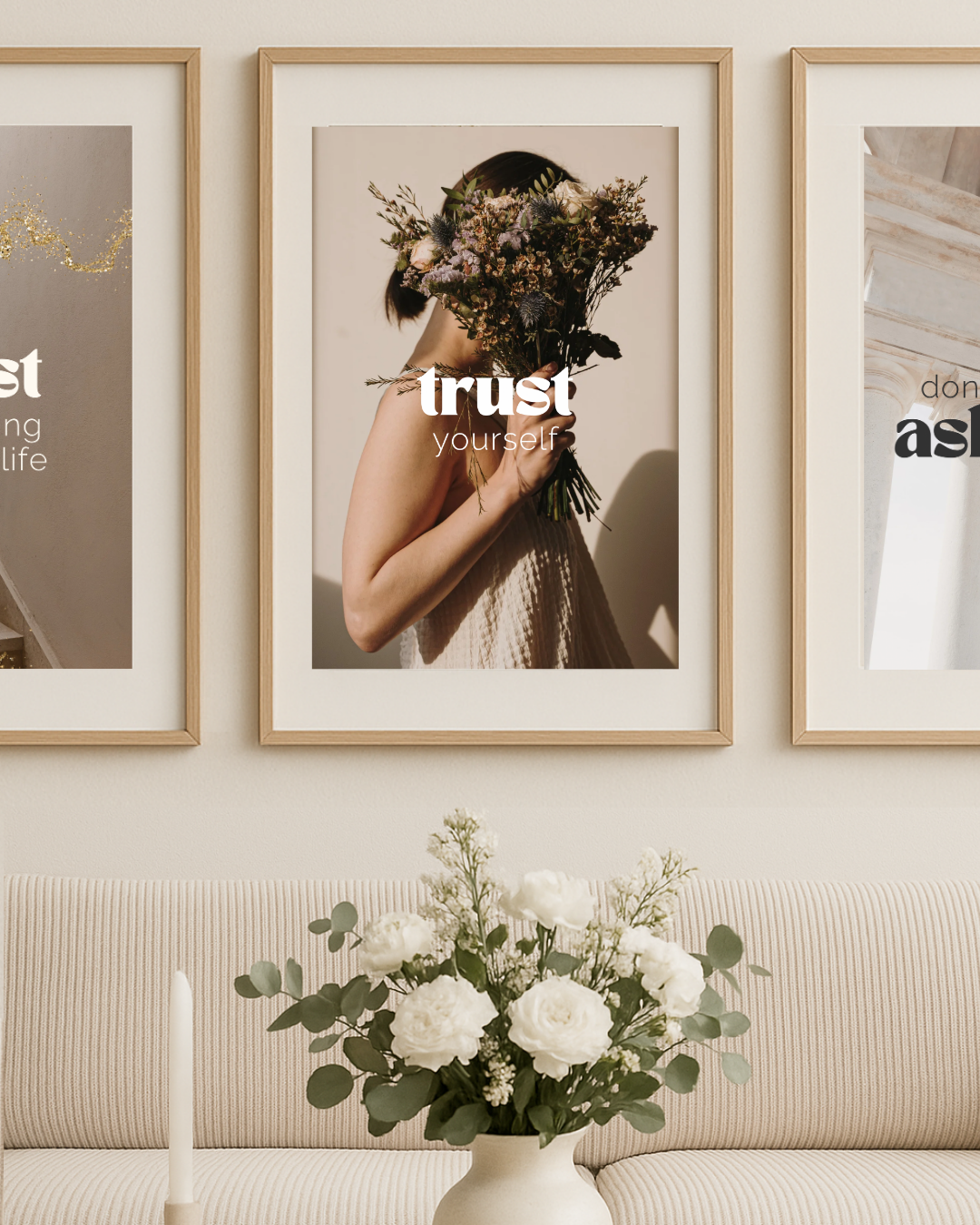 Vistam Affirmationsposter "trust yourself" in Holzrahmen über Sofa.