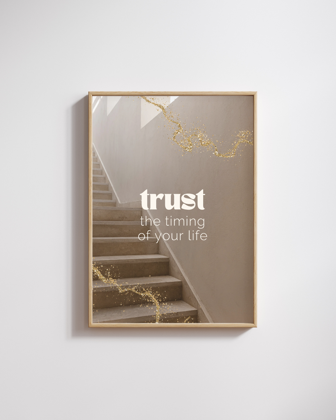 Affirmationsposter "trust the timing of your live" in Holzrahmen vor weißem Hintergrund.