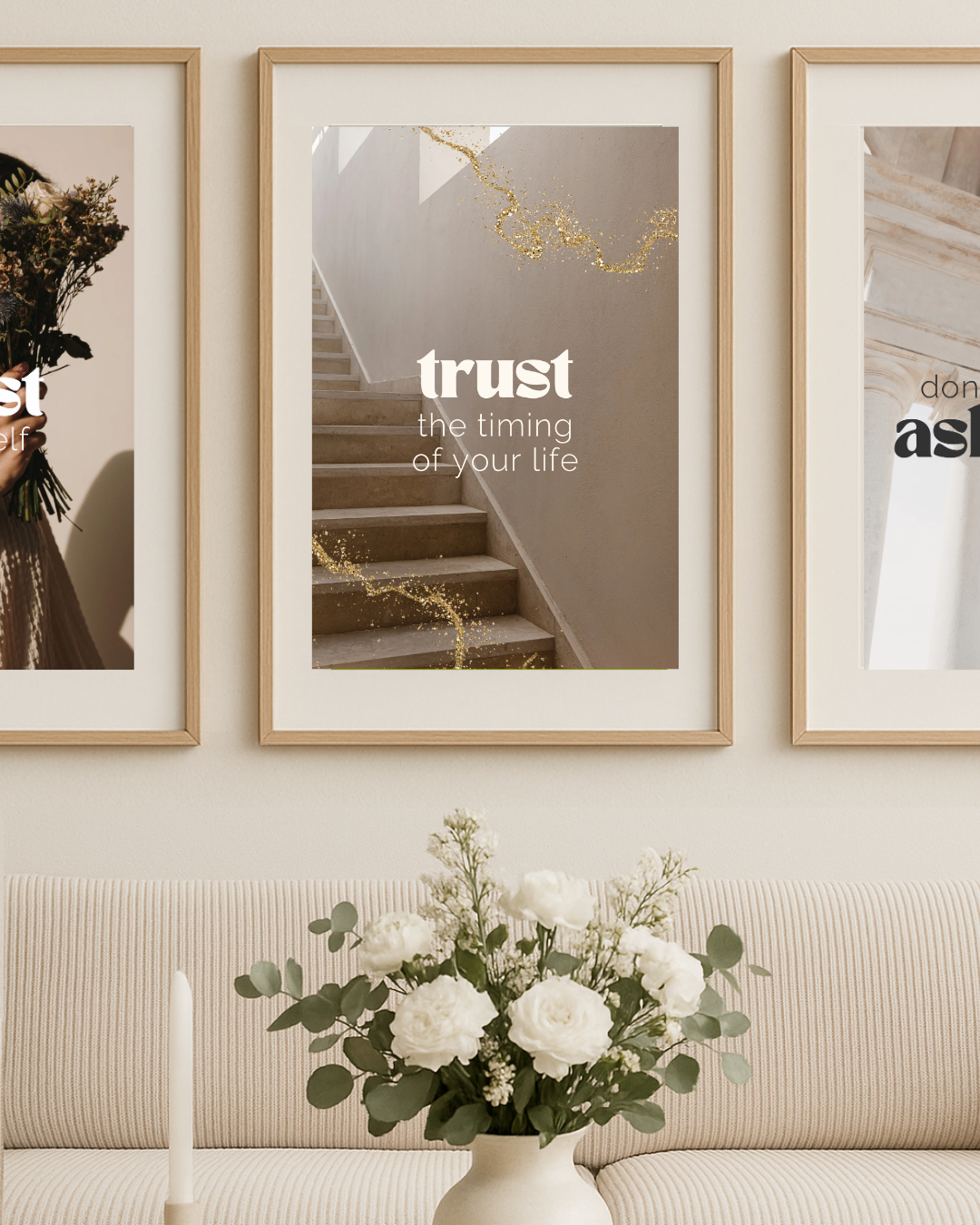 Affirmationsposter "trust the timing of our life" in Holzrahmen über Sofa.