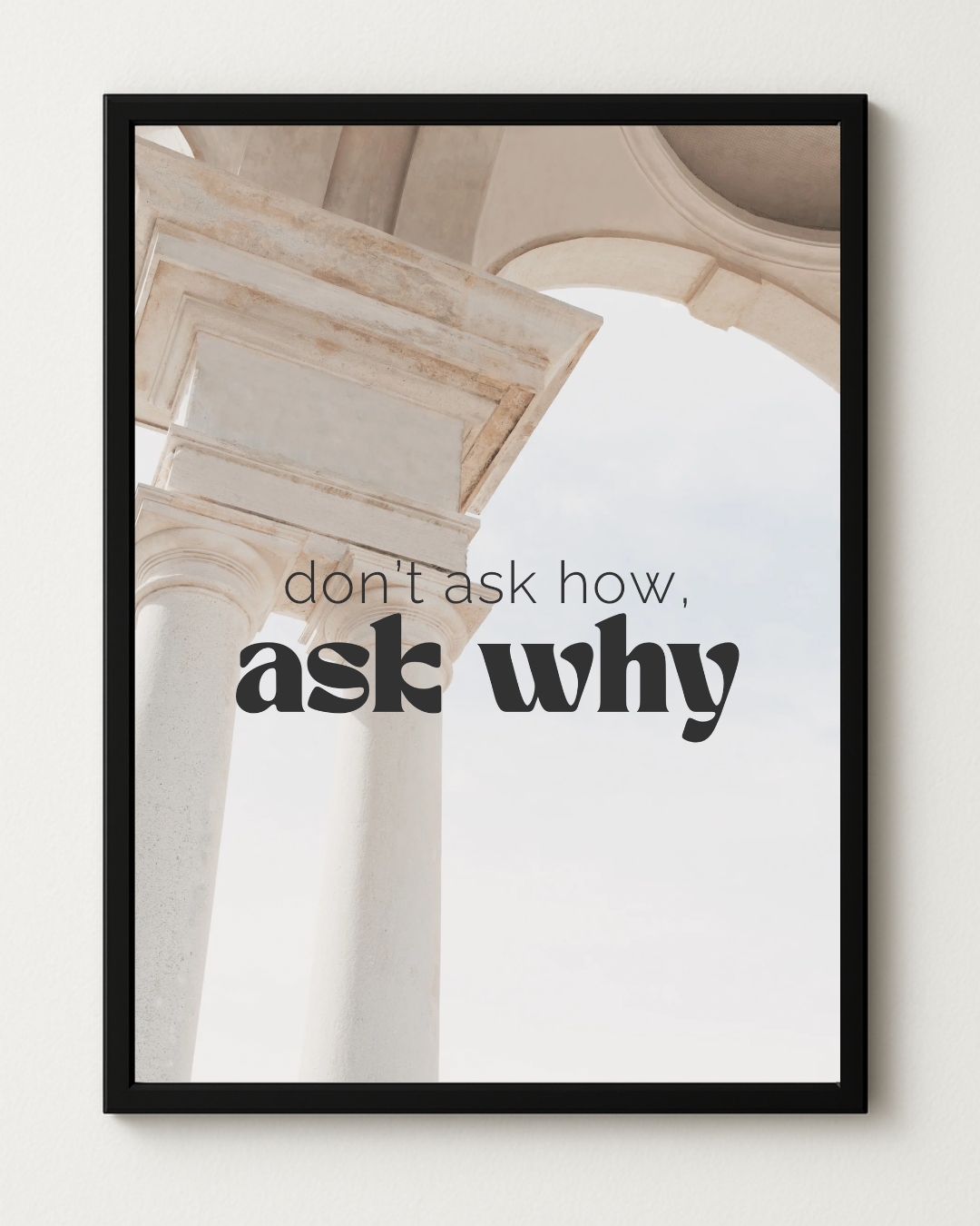Affirmationsposter "don't ask how, ask why" in schwarzem Rahmen vor weißem Hintergrund.