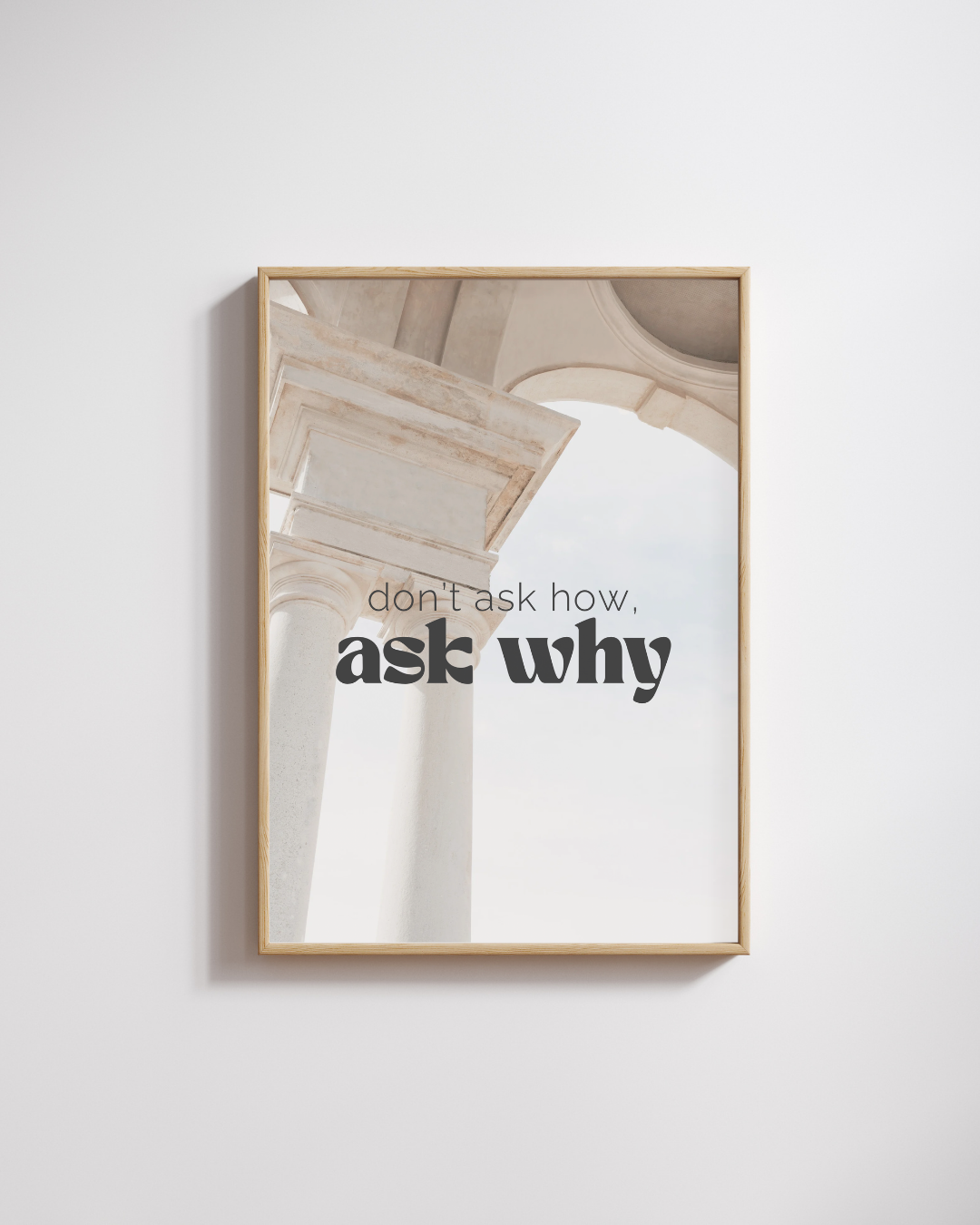 Affirmationsposter "don't ask how, ask why" in Holzrahmen vor weißem Hintergrund.