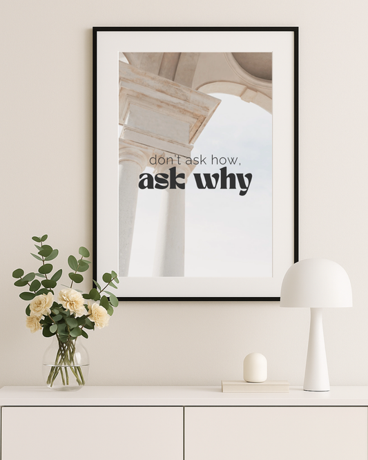 Vistam Affirmationsposter "don't ask how, ask why" in schwarzem Rahmen über weißem Regal.