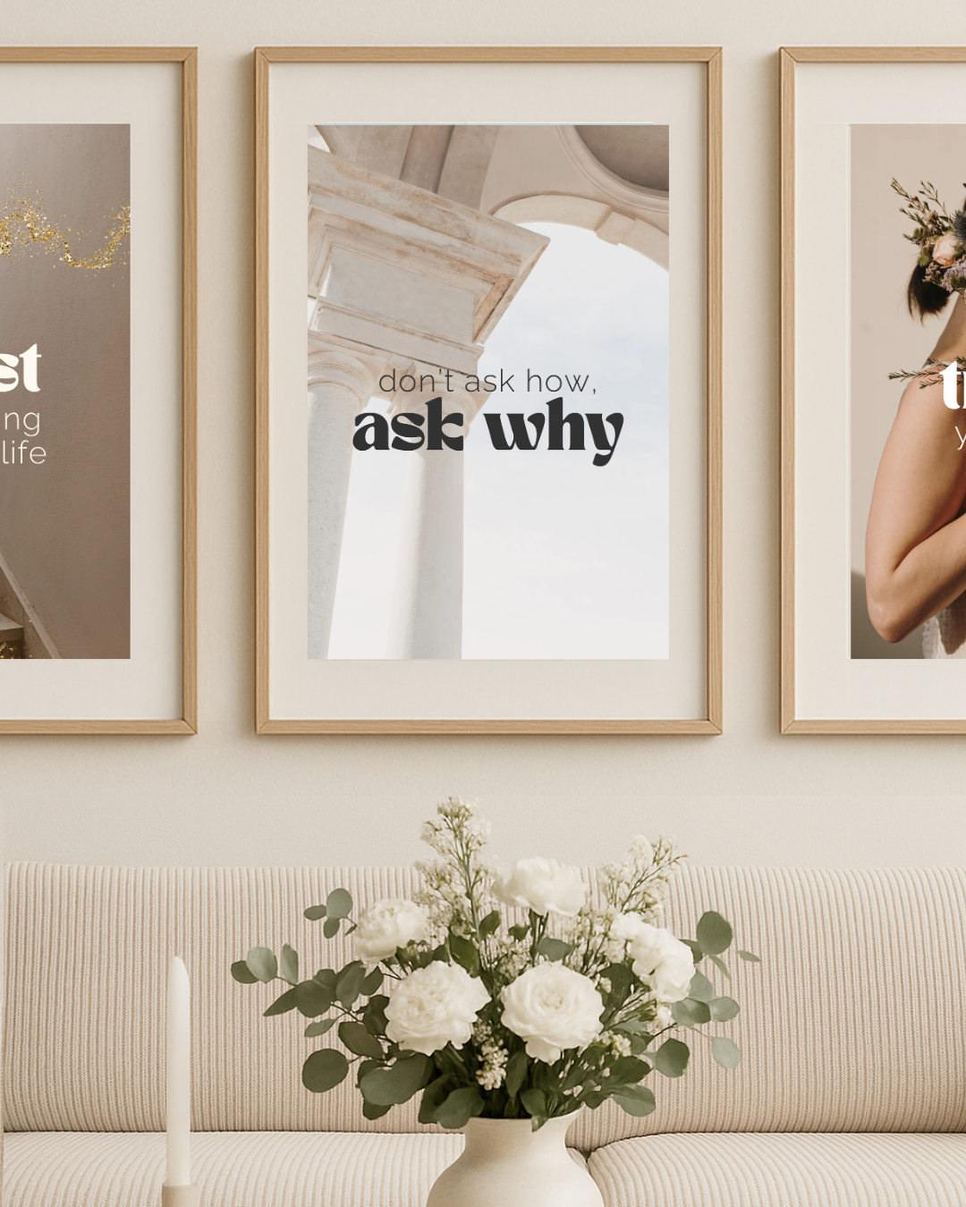 Affirmationsposter "don't ask how, ask why" in Holzrahmen über Sofa.