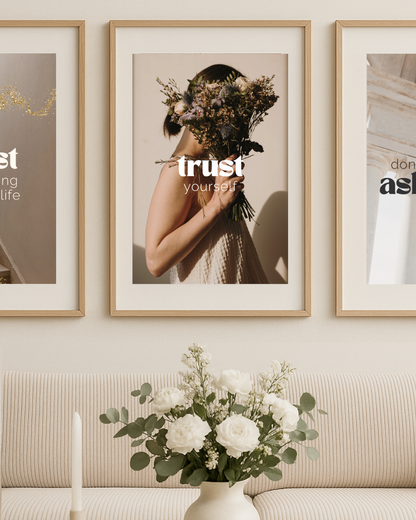 Vistam Affirmationsposter "trust yourself" in Holzrahmen über Sofa.