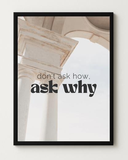 Affirmationsposter "don't ask how, ask why" in schwarzem Rahmen vor weißem Hintergrund.